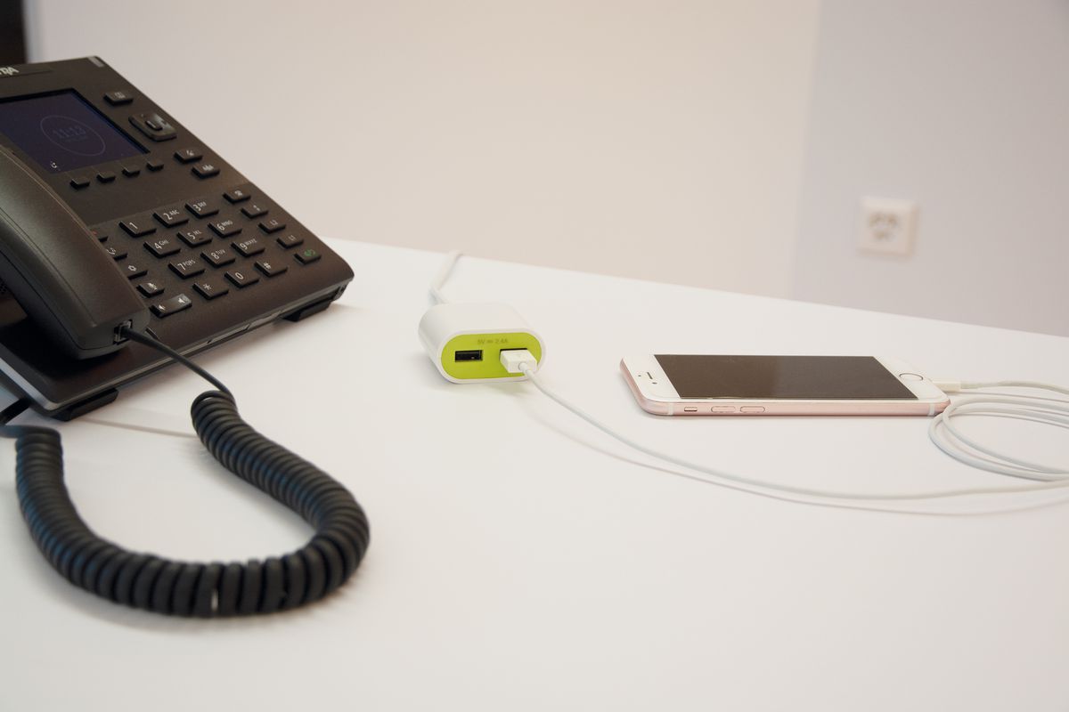 USB Ladegerät 2.4A con alimentazione bianco
