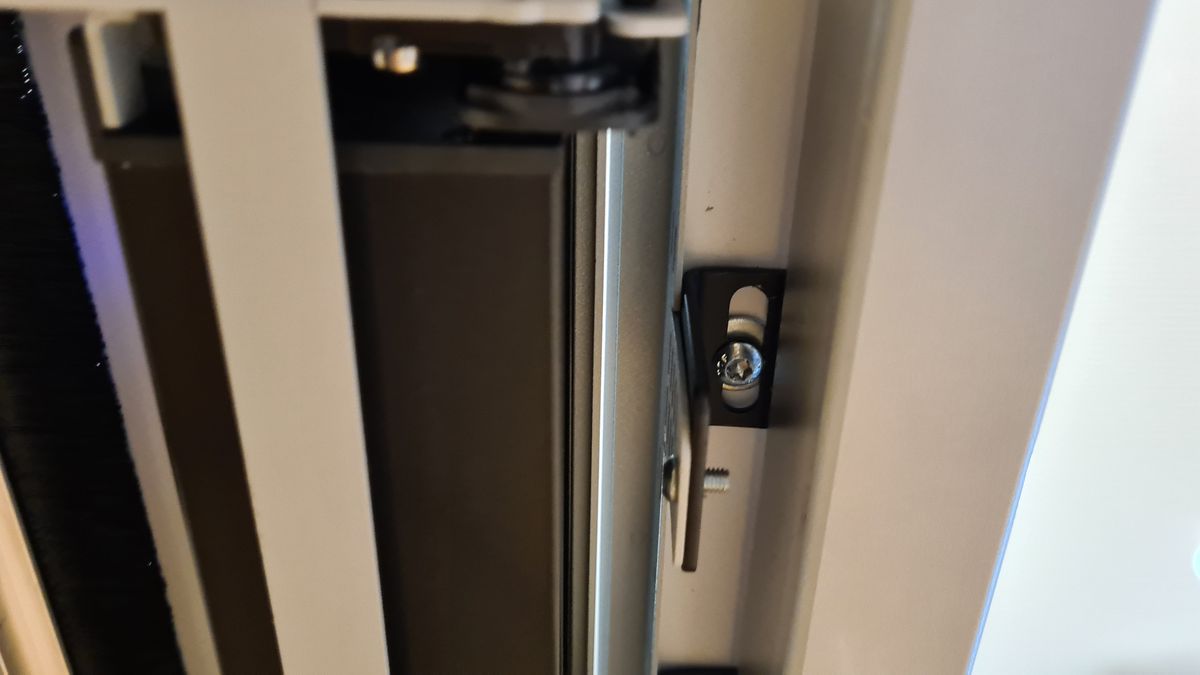 BOX/CAP Befestigungsset schwarz für 12-30mm Vollkern-Tischplatten