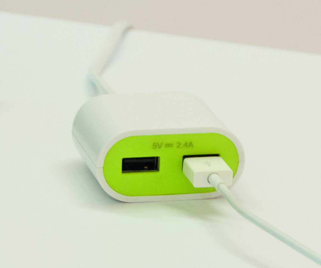USB Charger 2.4A with Cord white