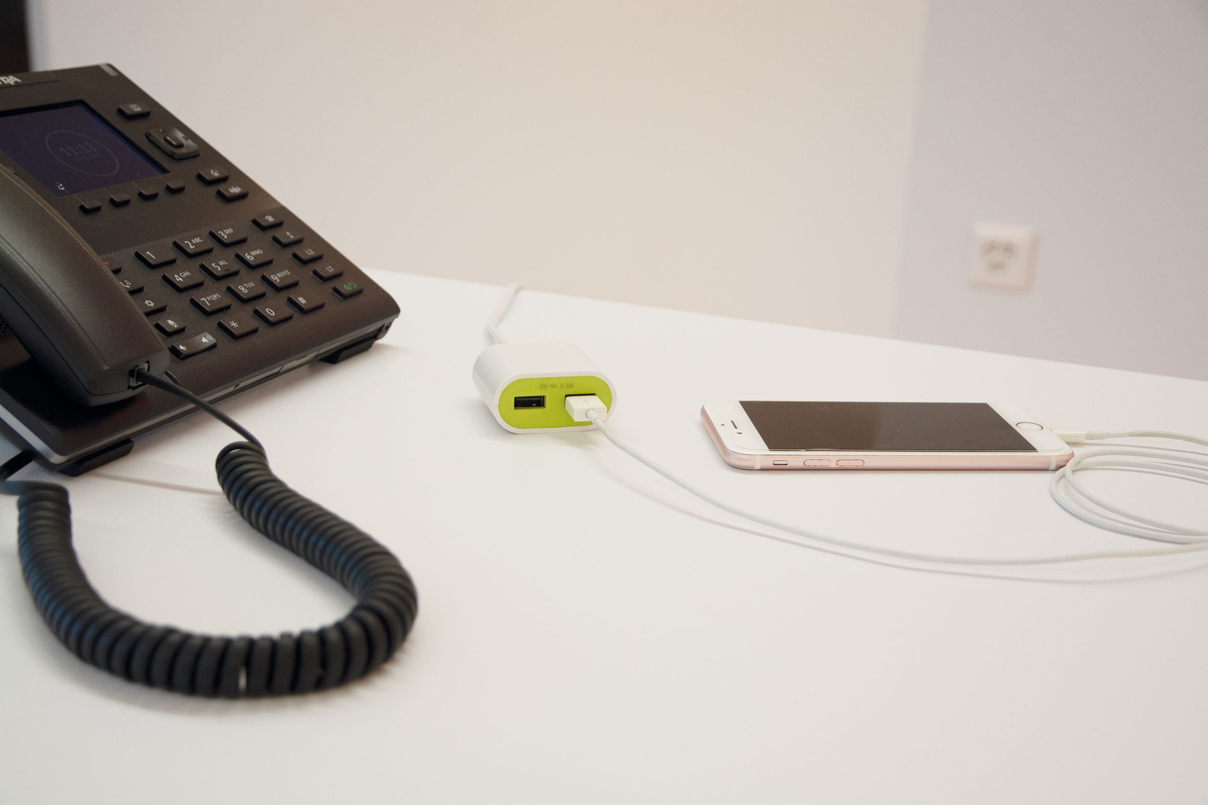 USB Ladegerät 2.4A con alimentazione bianco