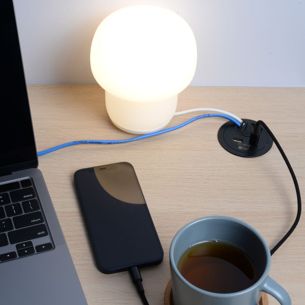 passe-câble avec USB-A et USB-C Charger noir